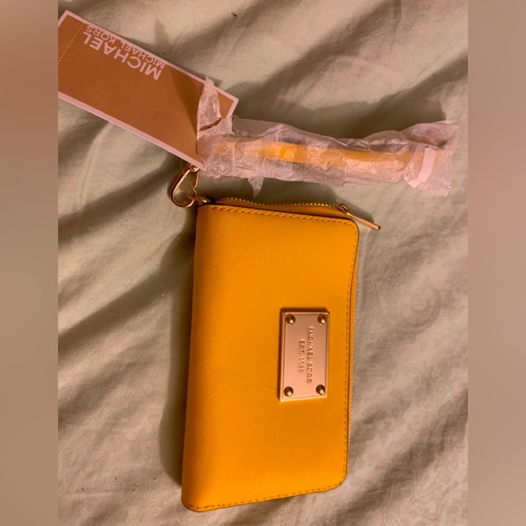 Absolutely stunning yellow brand new authentic Michael Kors wallet compartments - Picture 13 of 13